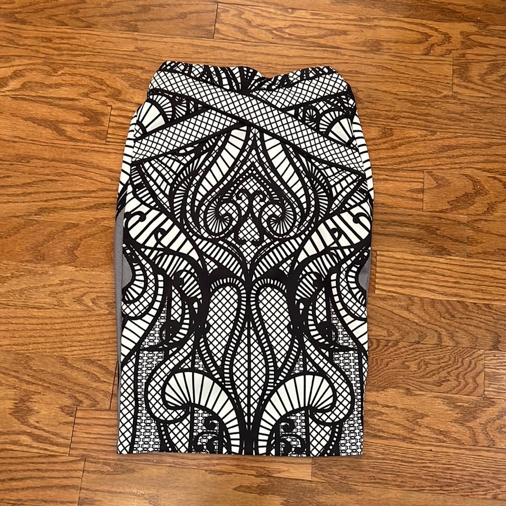 Geometric pattern pencil skirt